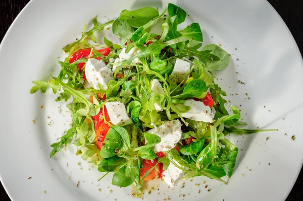 Warm salad with Tomatoes, ruccola, spinach, cooked bell pepper and cheese — Stock Photo, Image