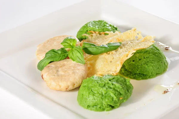 Dušené karbanátky s brokolice brambor pyré — Stock fotografie