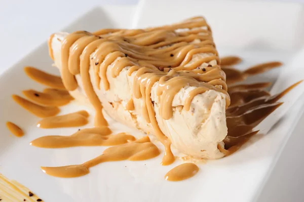 Bolo de queijo delicioso com cobertura de caramelo — Fotografia de Stock