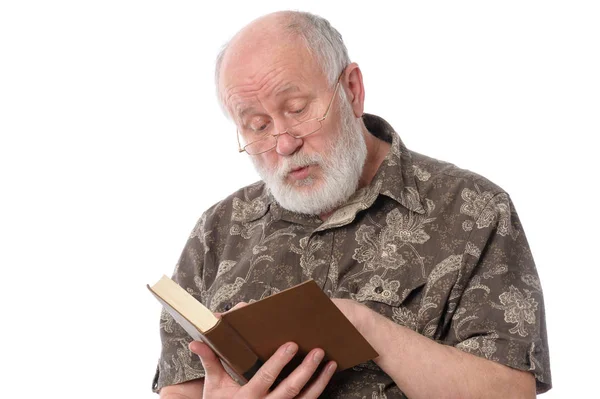 Homme âgé lisant un livre, isolé sur blanc — Photo