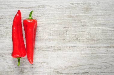 Beyaz ahşap zemin üzerinde Kapia tatlı kırmızı biber