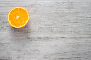Beyaz ahşap zemin üzerinde taze portakal dilim