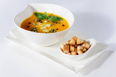 Kabak ve krem ve kabak çekirdeği ile çorbası