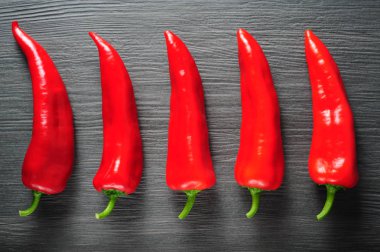 Karanlık şeyl taş zemin üzerine Kapia tatlı kırmızı biber