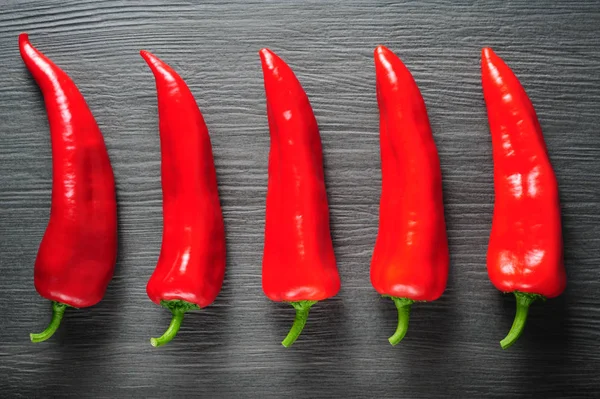 Karanlık şeyl taş zemin üzerine Kapia tatlı kırmızı biber
