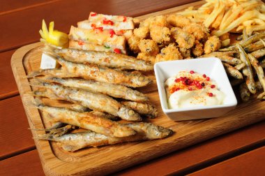 Balık ve deniz meyve aperatifler kurulu bira için