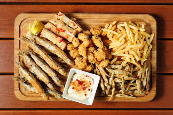 Vis en zee vruchten snacks board voor bier — Stockfoto