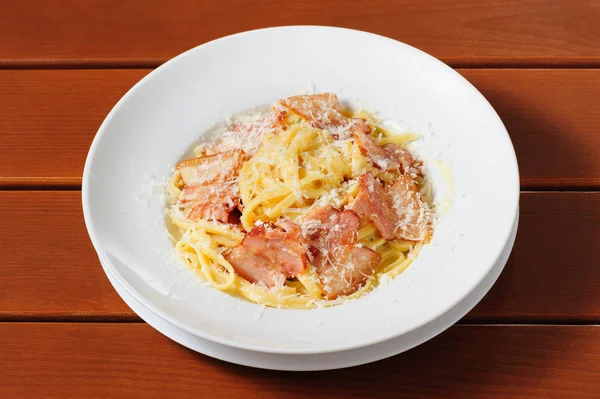 Tagliatelli carbanara İtalyan mutfağı plaka rustik mutfak masa arka plan üzerinde — Stok fotoğraf