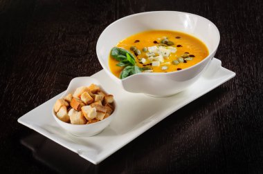 Kabak ve krem ve kabak çekirdeği ile çorbası