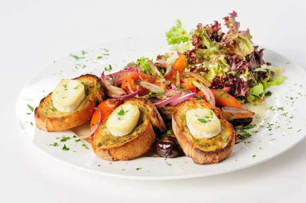 Gegrillter Käse auf Brot mit Salat — Stockfoto