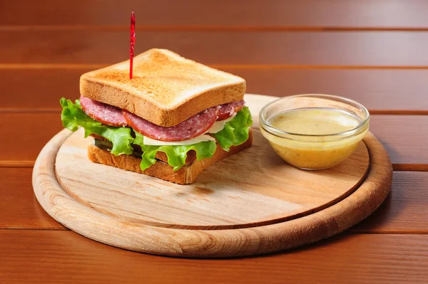 Sandwich mit Käse, Salami und Salat — Stockfoto