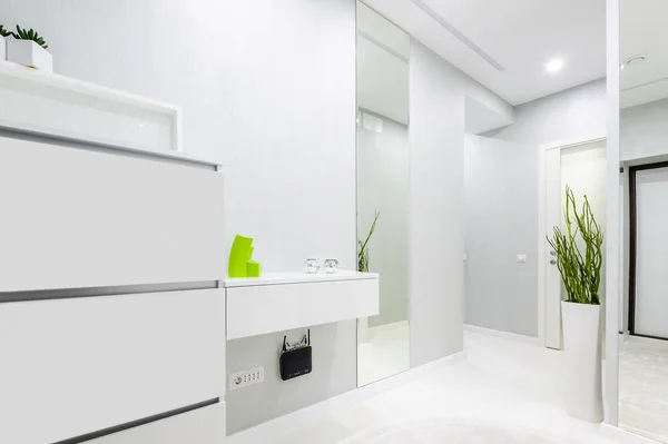 Modern white apartment hallway — Stock Photo, Image