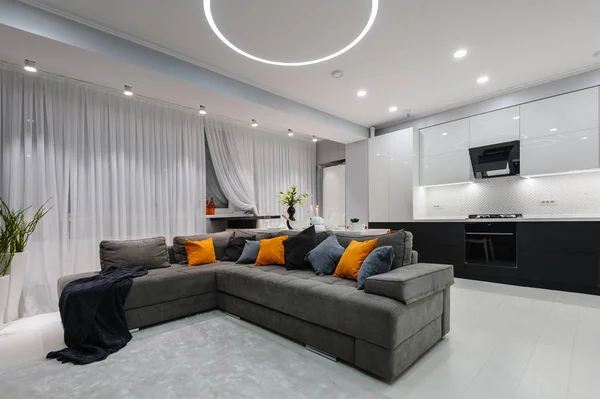 Cozinha branca moderna e sala de estar — Fotografia de Stock