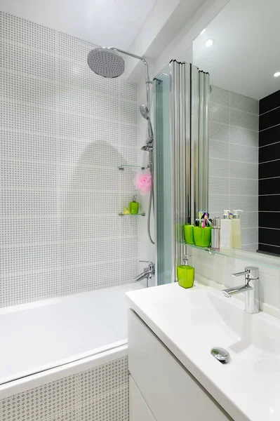 Interior de baño blanco de lujo moderno — Foto de Stock