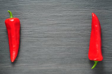 Biber iki kırmızı Kapia bir karanlık şeyl taş zemin üzerine