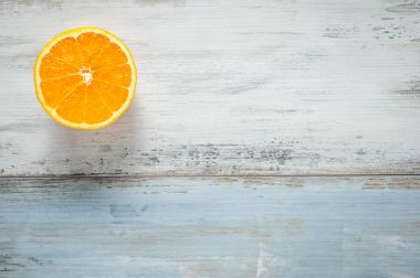 Bir boyalı ahşap tahta üzerinde taze portakal dilim
