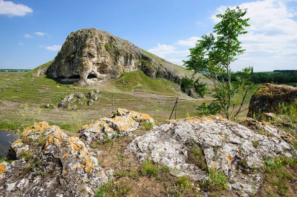 Grotta i toltre nära byn Butesti, Moldavien — Stockfoto