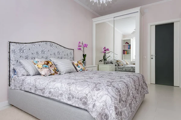 Dormitorio elegante en colores claros suaves —  Fotos de Stock