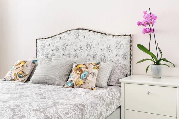 Elegant bedroom in soft light colors — Stock Photo, Image