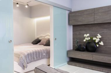 Modern beyaz yaşam studio ile yatak odası kapılar açık