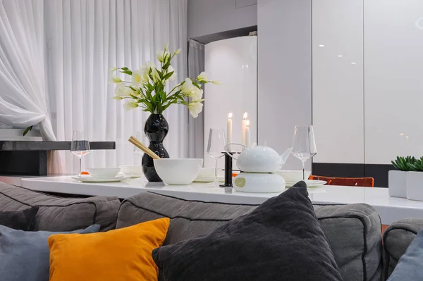 Modern beyaz mutfak ve oturma odası — Stok fotoğraf
