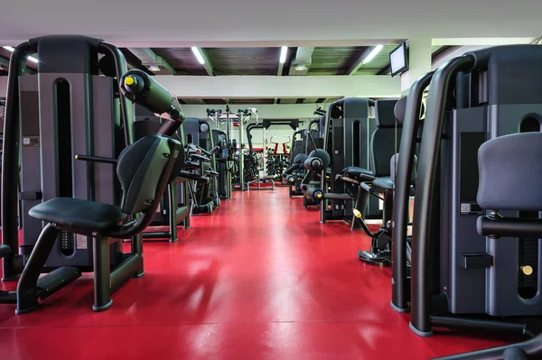 Interieur van de moderne fitnessruimte met apparatuur — Stockfoto