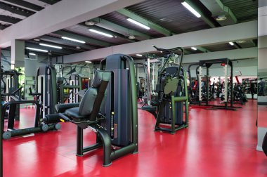 modern bir spor salonu iç donanımları ile