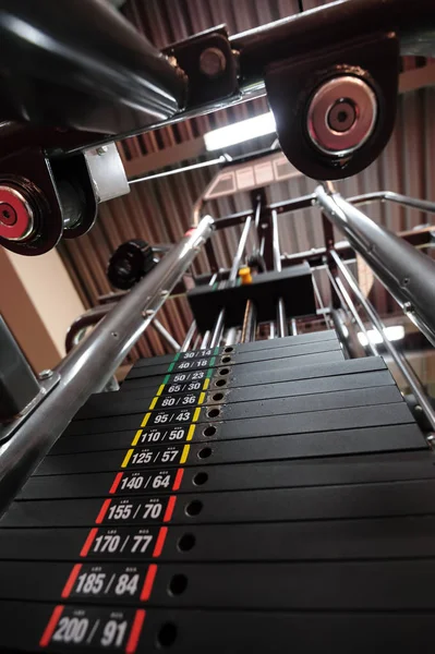 Gewichte im Fitnessstudio — Stockfoto