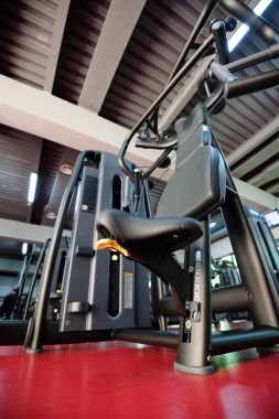 modern bir spor salonu iç donanımları ile