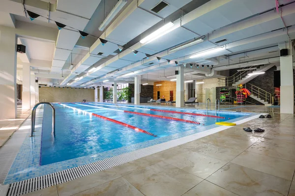 Piscina vacía en club deportivo — Foto de Stock