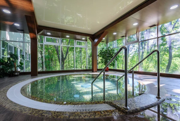 Große Luxus-Whirlpool-Badewanne — Stockfoto