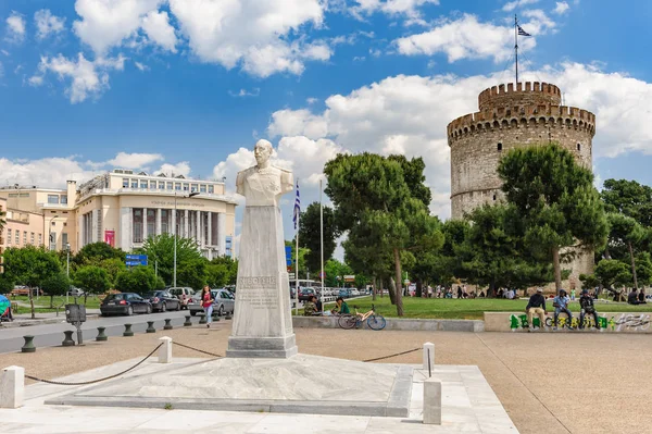 People relaxing near White Tower and admiral Votsis statue, Thessaloniki, Greece — Stock Photo, Image