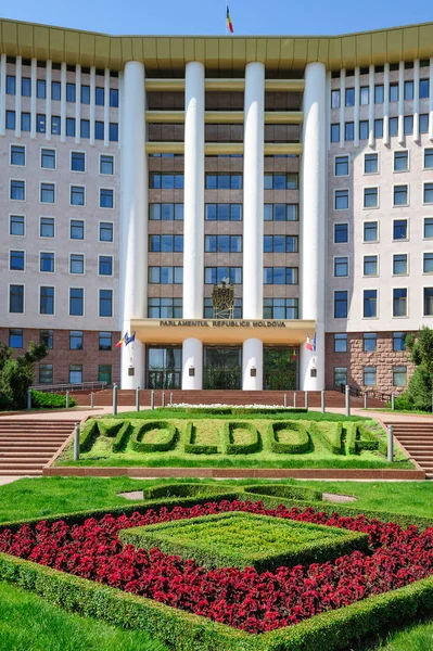 Edificio del Parlamento en Chisinau, República de Moldavia — Foto de Stock