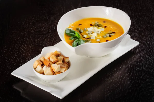 Kabak ve krem ve kabak çekirdeği ile çorbası