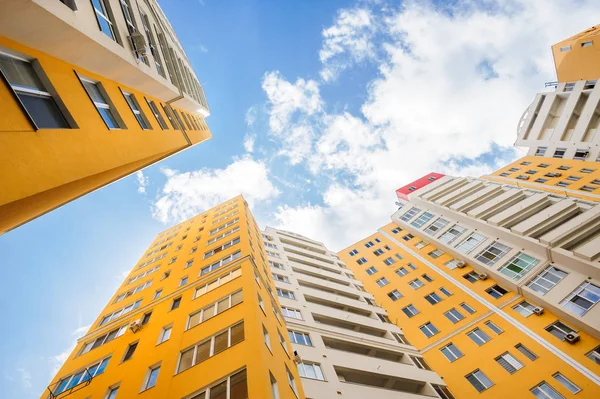 Tiro de ângulo largo de novos edifícios residenciais — Fotografia de Stock