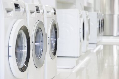 çamaşır makineleri aletleri mağazasının içinde