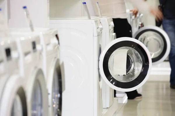 Mesin cuci di toko peralatan dan pembeli yang tidak fokus — Stok Foto