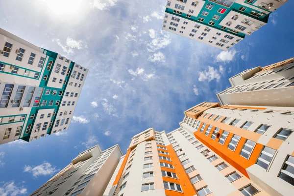 Tiro de ângulo largo de novos edifícios residenciais — Fotografia de Stock