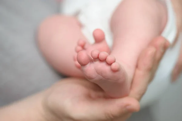 Madres manos celebración bebé recién nacido pies —  Fotos de Stock