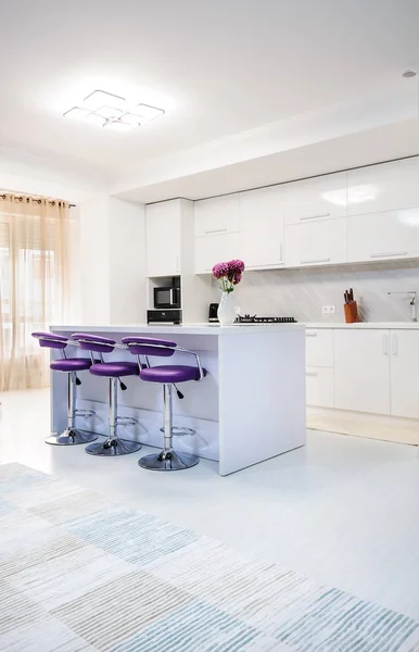 Mesa de comedor blanca en cocina moderna — Foto de Stock