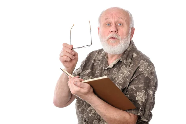 Äldre man med glasögon och bok — Stockfoto