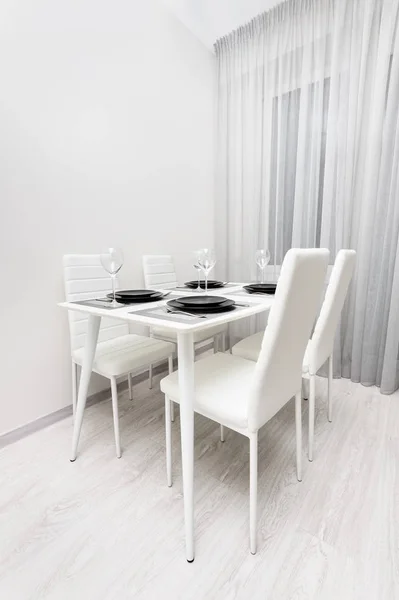 Mesa blanca minimalista servida — Foto de Stock