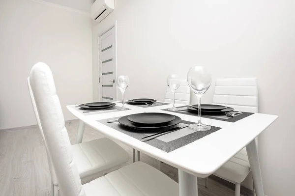 Mesa branca minimalista servida — Fotografia de Stock