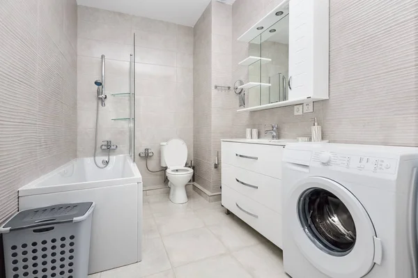 Moderno baño blanco interior — Foto de Stock