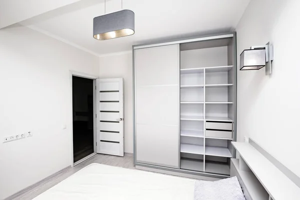 간단한 백색 빈 침실 인테리어 — 스톡 사진