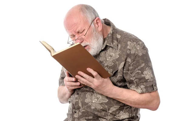 Ανώτερος άνθρωπος με γυαλιά, διαβάζοντας ένα βιβλίο — Φωτογραφία Αρχείου