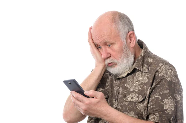 Homem idoso surpreendido com algo no smartphone móvel, isolado no branco — Fotografia de Stock