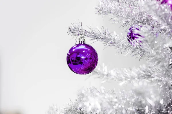 Dekoráció ultraibolya baubles ezüst mesterséges karácsonyfa — Stock Fotó
