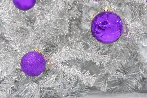 Dekoration UV-Kugeln auf silbernen künstlichen Weihnachtsbaum — Stockfoto