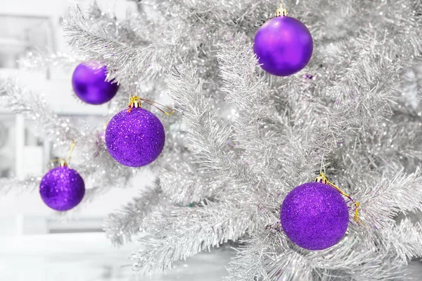 Boules ultraviolet sur arbre de Noël artificiel en argent Images De Stock Libres De Droits